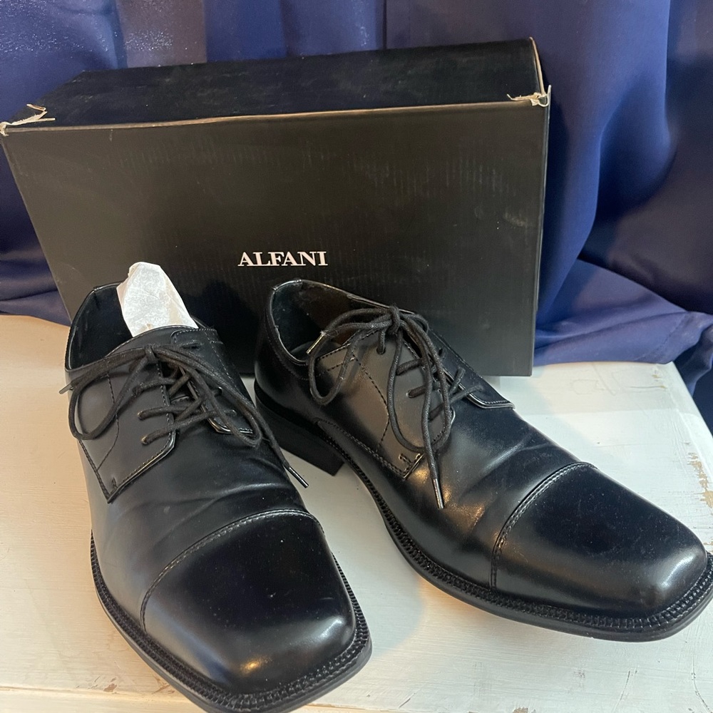 Mens black dress shoes.